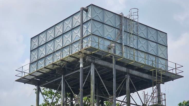 Elevated modular sectional water storage tank